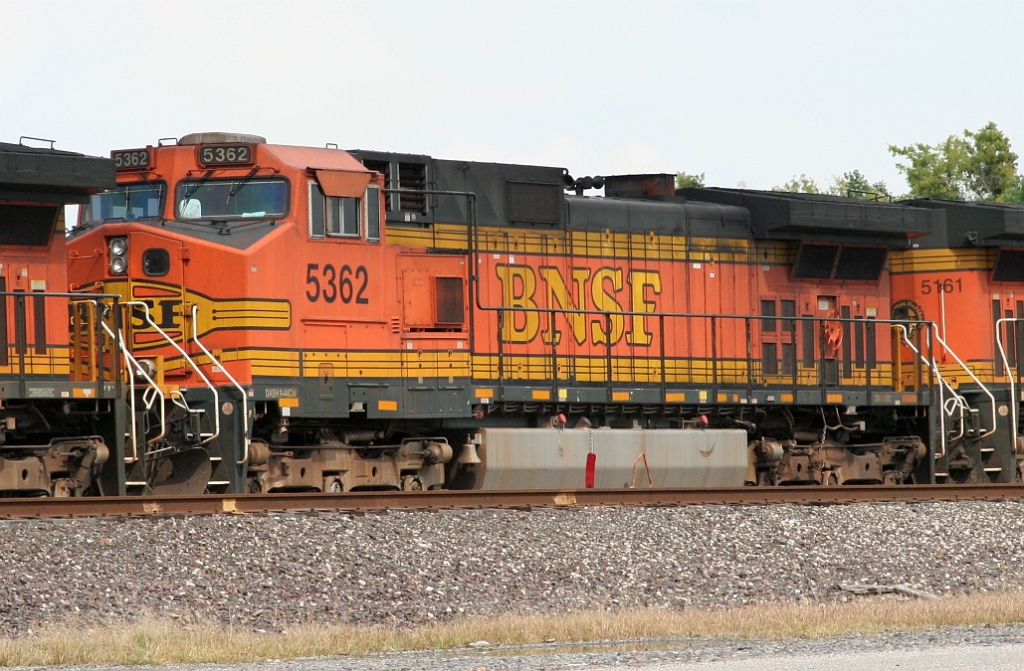 BNSF 5362 on WB freight